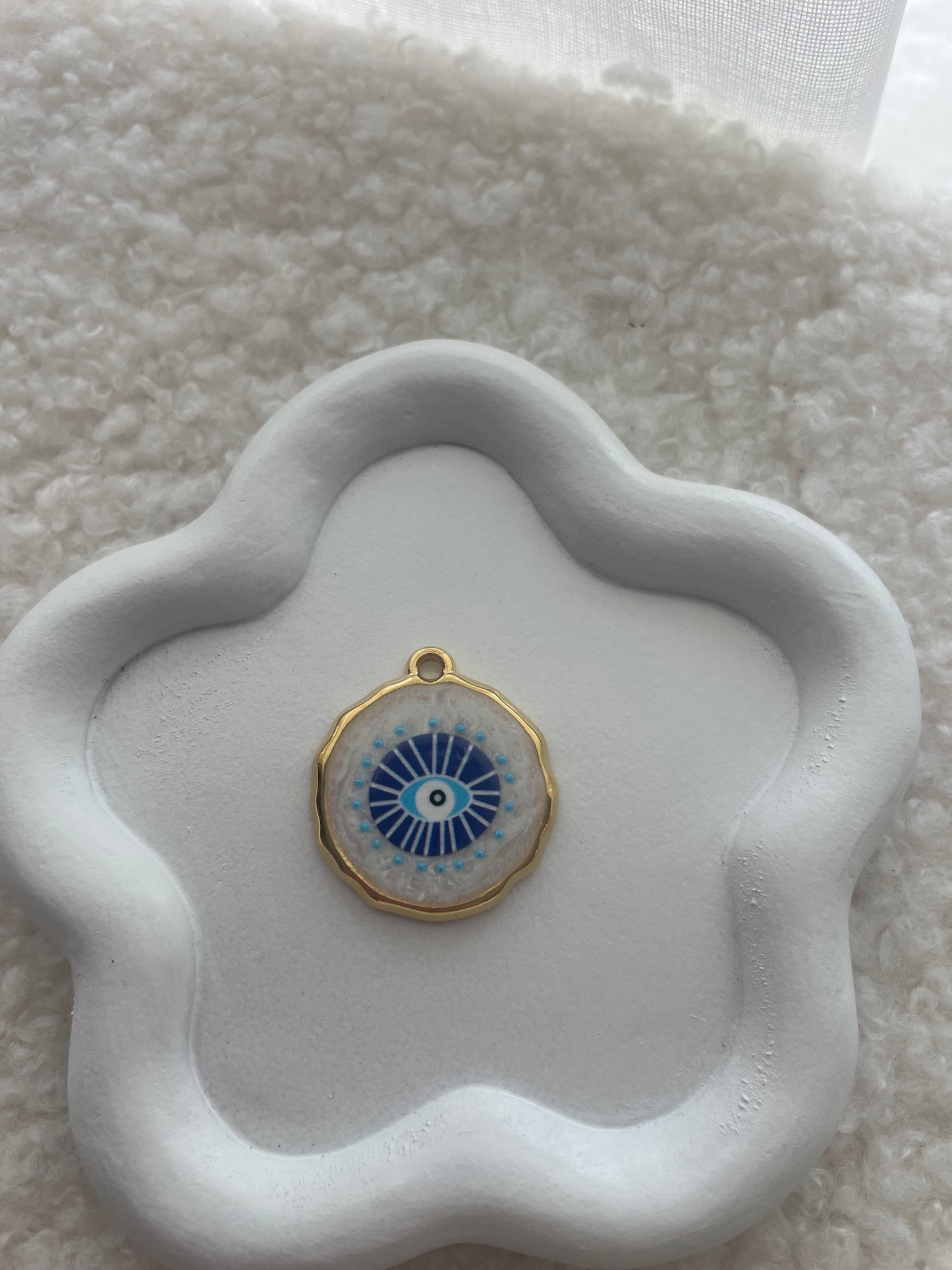 Oeil rond bleu